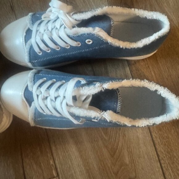 Sneakers - Picture 1 of 2